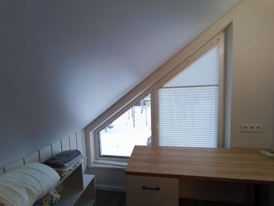 Шторы плиссе нестандартной формы для скошенных окон в коттеджах